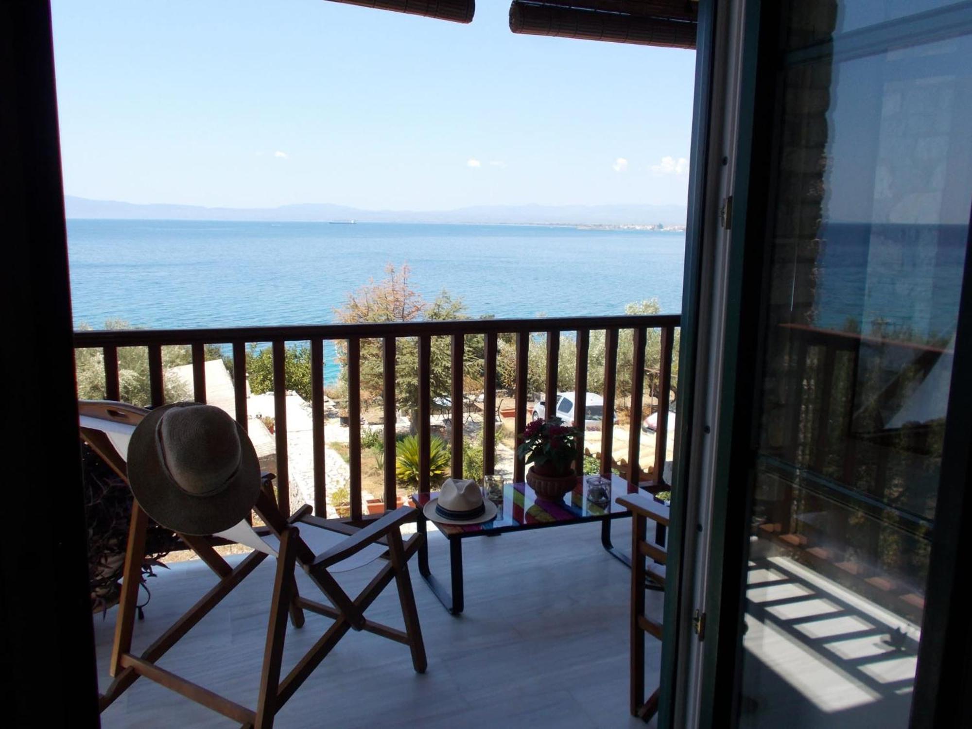 Stone Haven - Seafront Waves' Embrace Holiday home *